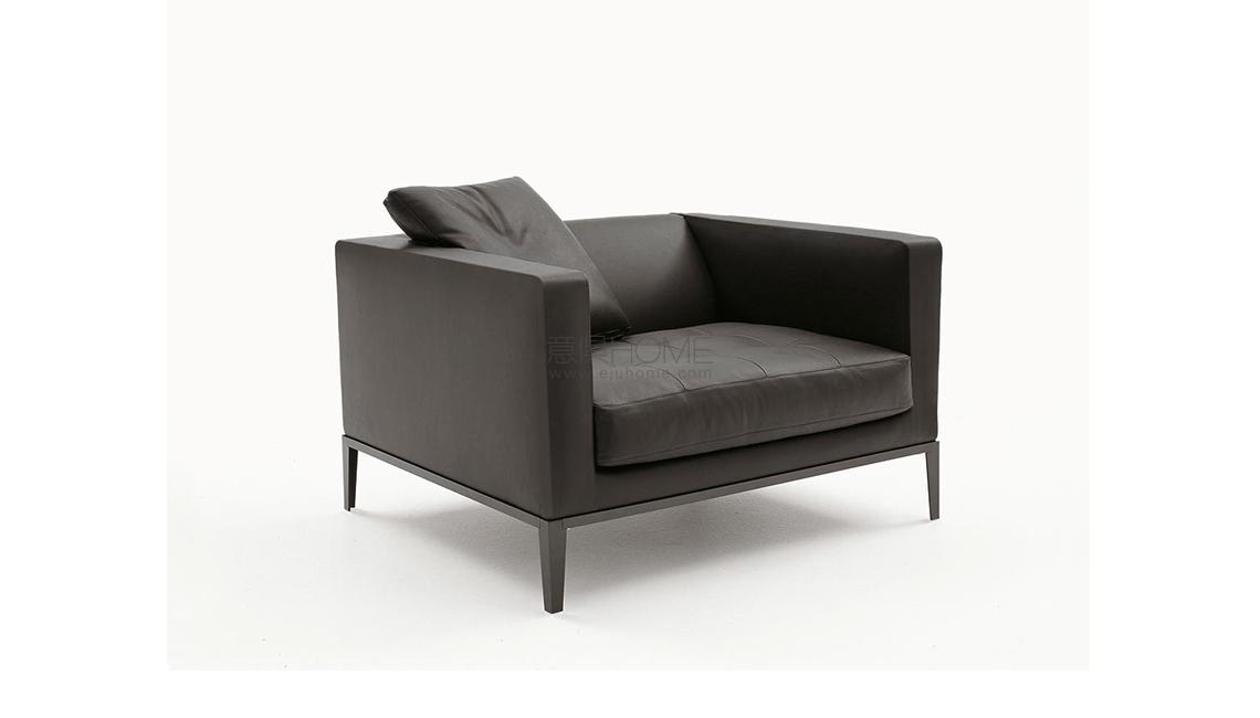 SIMPLICITER帶腳單人沙發