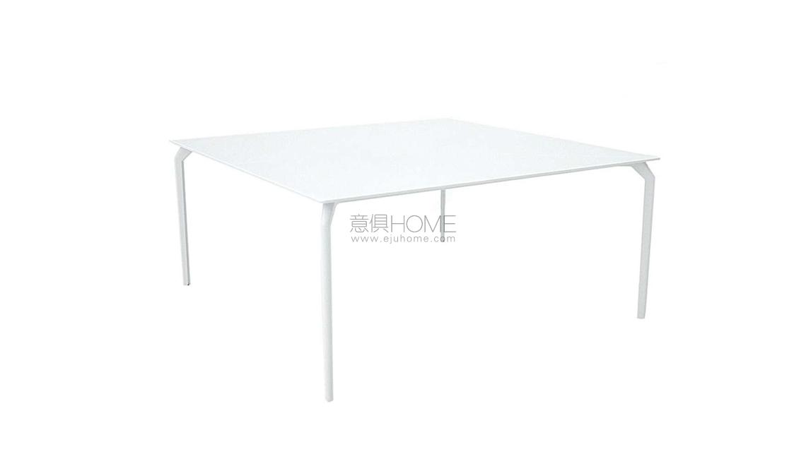 TEC 1600 - 635 桌子