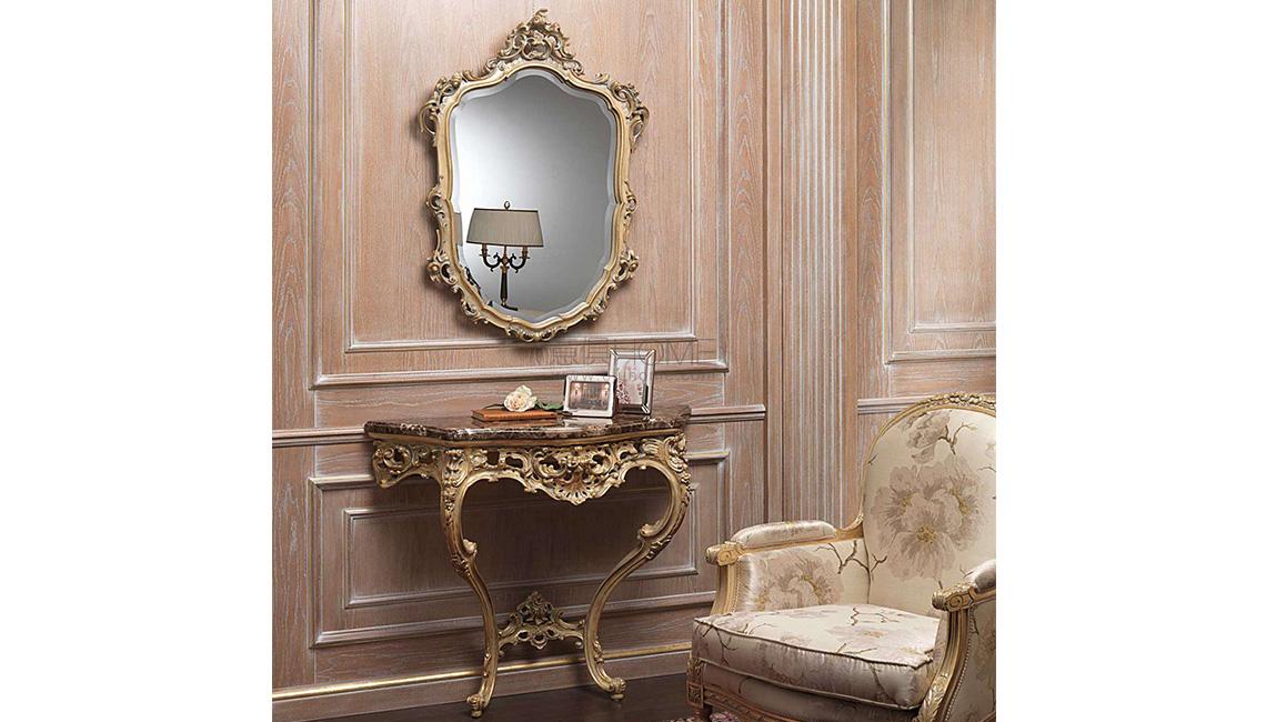 Classic console with carvings 玄關桌