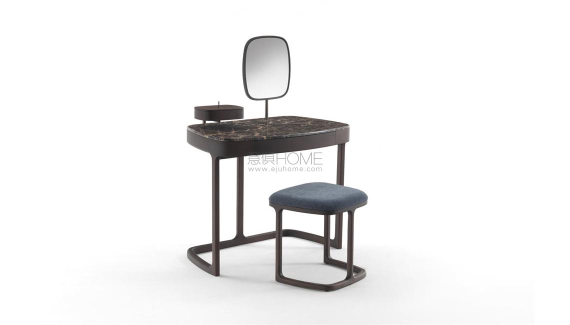 Maskara coiffeuse梳妝臺