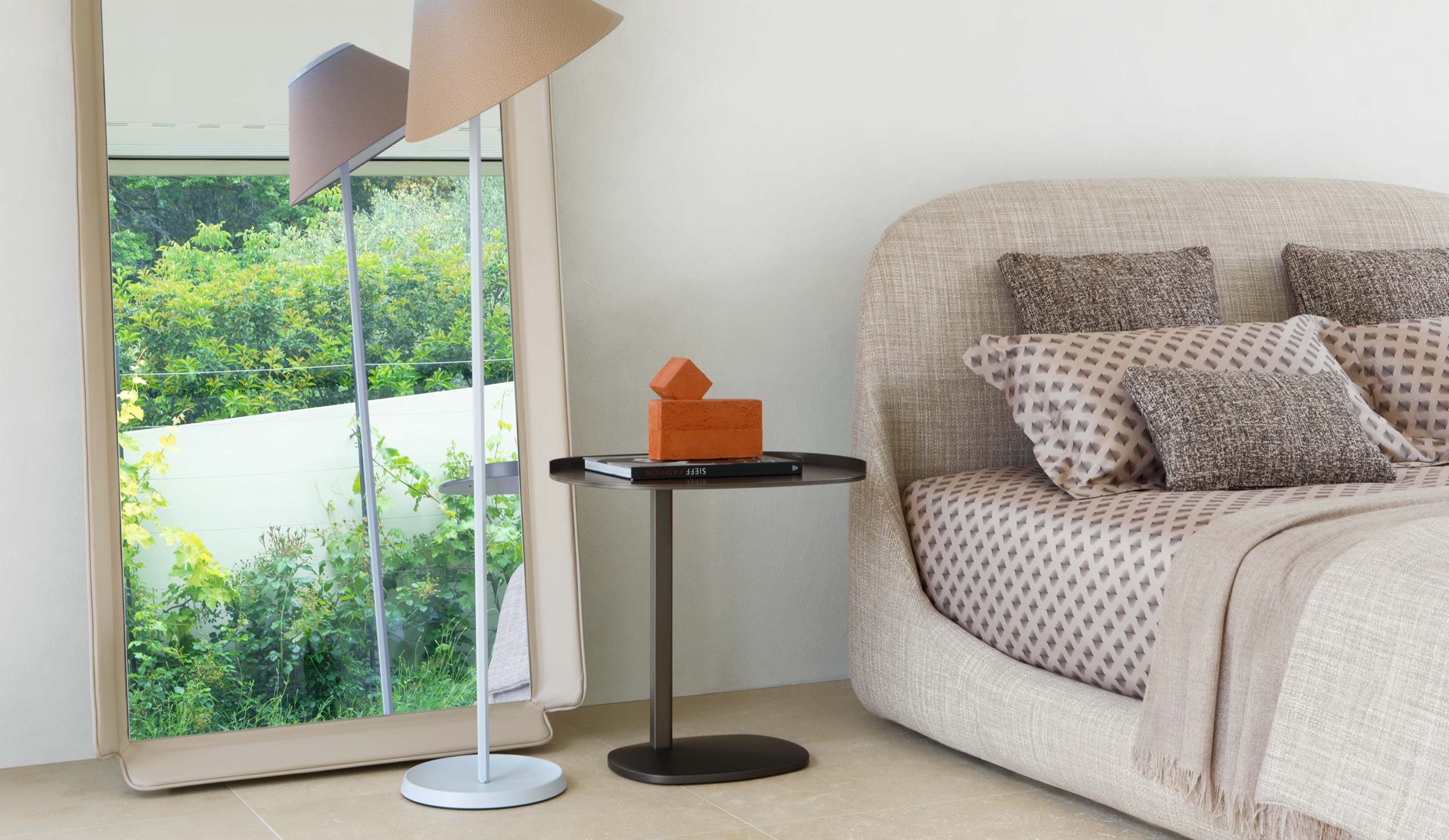 Victoria small table茶幾