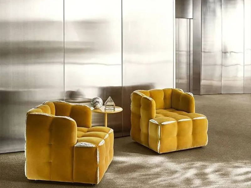 FUN FENDI 沙發(fā)，家中有一只超可愛的“大包包”