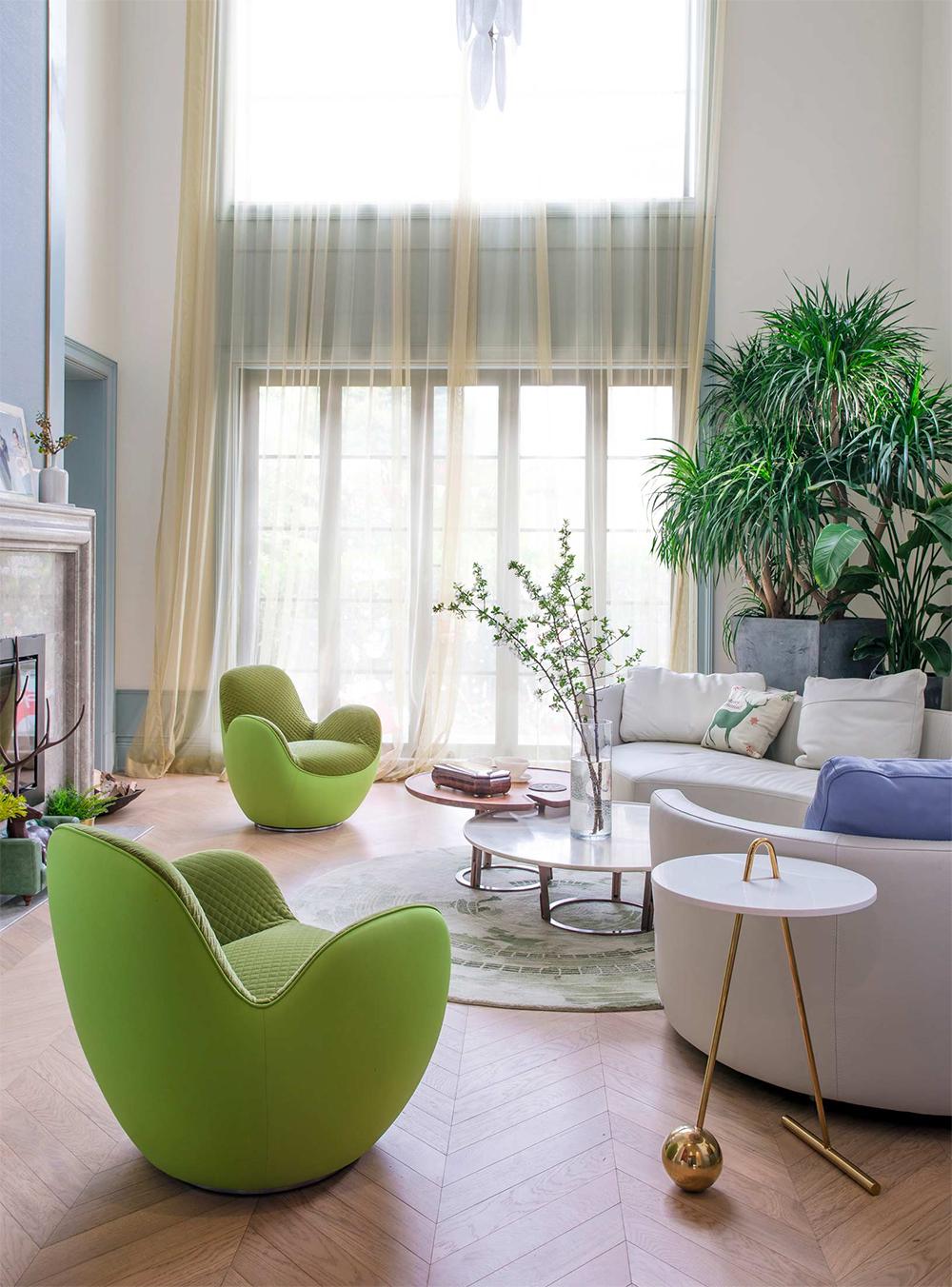 春日的陽光透過細紗垂簾灑進客廳，每一處都是那么溫暖和精致